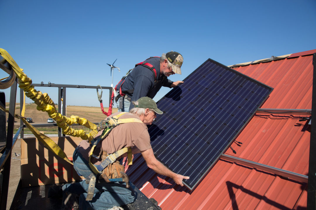 Installing solar panels on Bold Nebraska's "Build Our Energy" Barn, constructed by volunteers on land directly in the path of the Keystone XL pipeline. (Photo: Mary Anne Andrei)